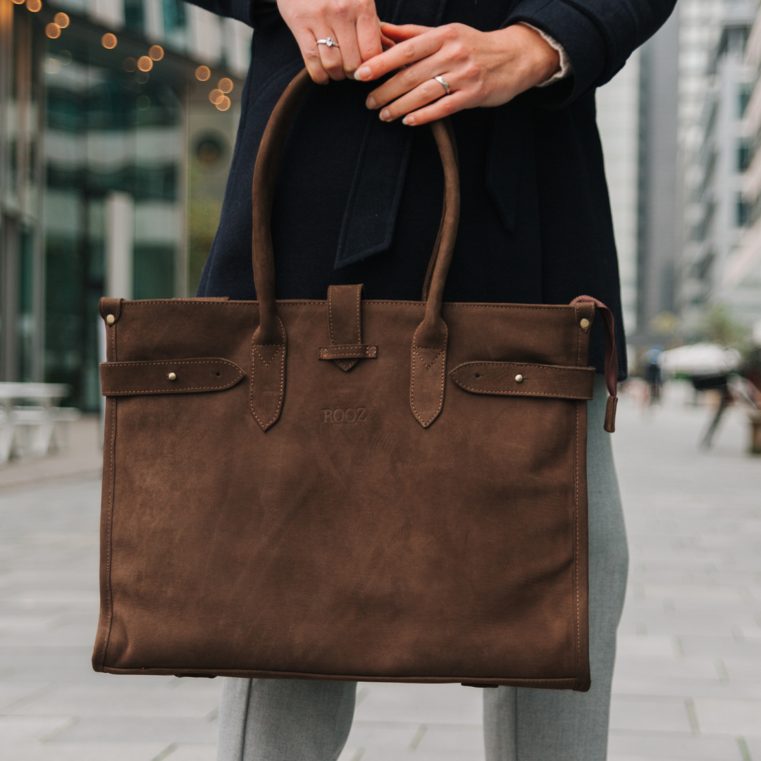 ROOZ Amsterdam TOKYO leren laptoptas dames gedragen door zakenvrouw