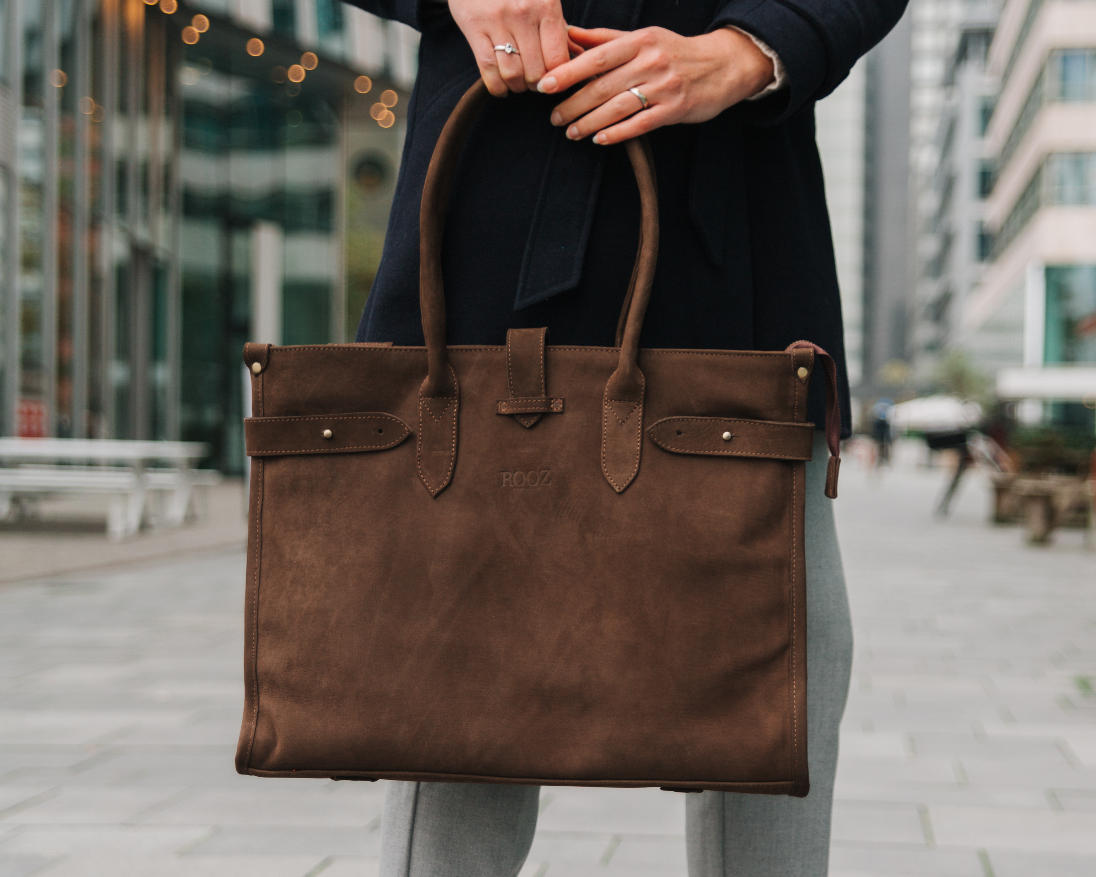 ROOZ Amsterdam TOKYO leren dames laptoptas gedragen door zakenvrouw