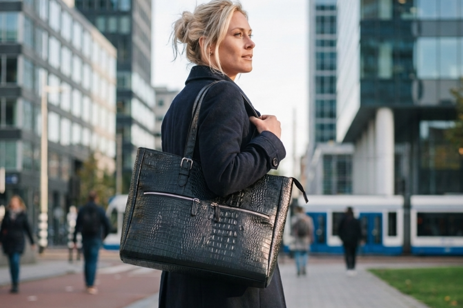 ROOZ Amsterdam leren dames laptoptas gedragen door zakenvrouw